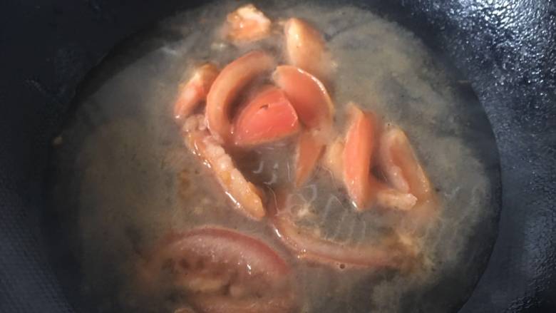 元气早餐：饺子皮做“蛤蜊什锦面片鸡蛋汤”,热油锅，翻炒西红柿，加入热水，煮开；