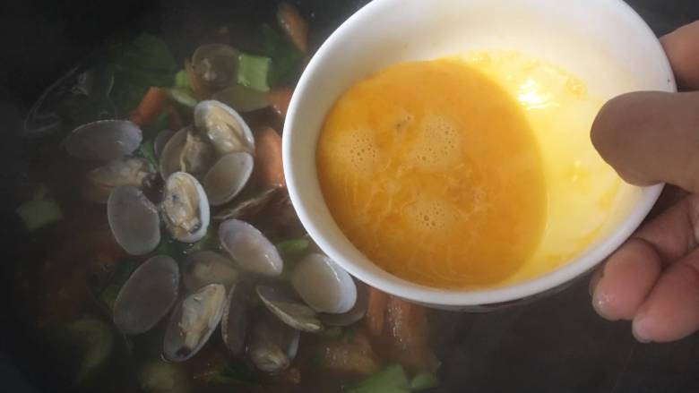 元气早餐：饺子皮做“蛤蜊什锦面片鸡蛋汤”,倒入蛋液，用筷子轻轻拨散；