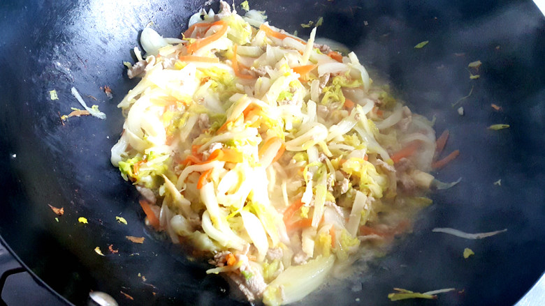 做春卷+经典原味春卷,盖上锅盖，待七八成熟，放盐，鸡精。