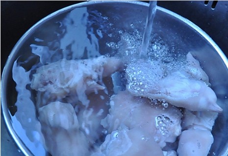 极致诱惑——卤猪蹄,捞出水焯的猪蹄，过凉水放置备用；