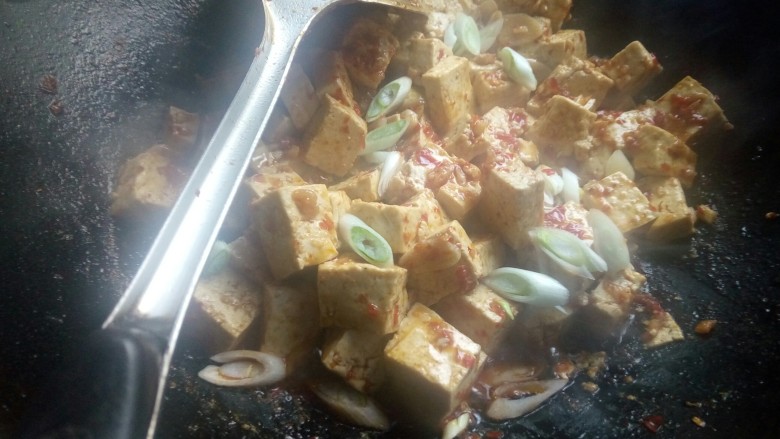 麻婆豆腐（家常版）,待锅里汤汁快收干时，倒入水淀粉和葱白快速搅拌