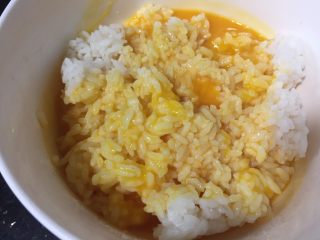 黄金蛋炒饭,蛋黄液倒入米饭中