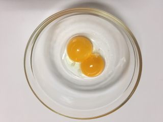 黄金蛋炒饭,蛋黄与蛋清分离干净，只留蛋黄备用