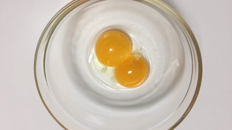 黄金蛋炒饭,蛋黄与蛋清分离干净，只留蛋黄备用