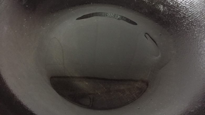 黄金蛋炒饭,锅中倒入植物油，不要太多，均匀涂于锅内四壁