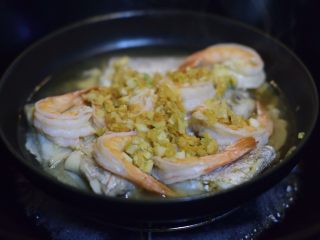 爽口年菜之“鱼虾满塘美极鲜”,大火蒸十分钟后开盖。