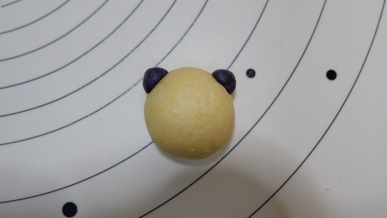 卡通熊猫烧果子（无糖无油）,粘在两侧上方，做耳朵。