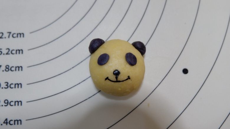 卡通熊猫烧果子（无糖无油）,用色素笔画出鼻子嘴巴。