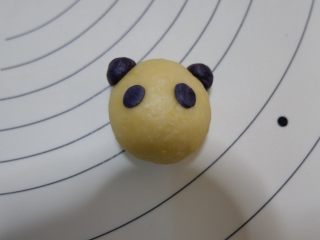 卡通熊猫烧果子（无糖无油）,像图中这样粘好做眼睛。