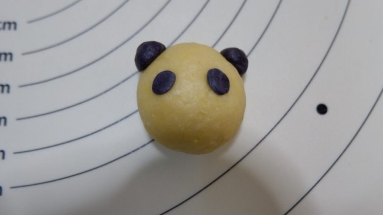 卡通熊猫烧果子（无糖无油）,像图中这样粘好做眼睛。