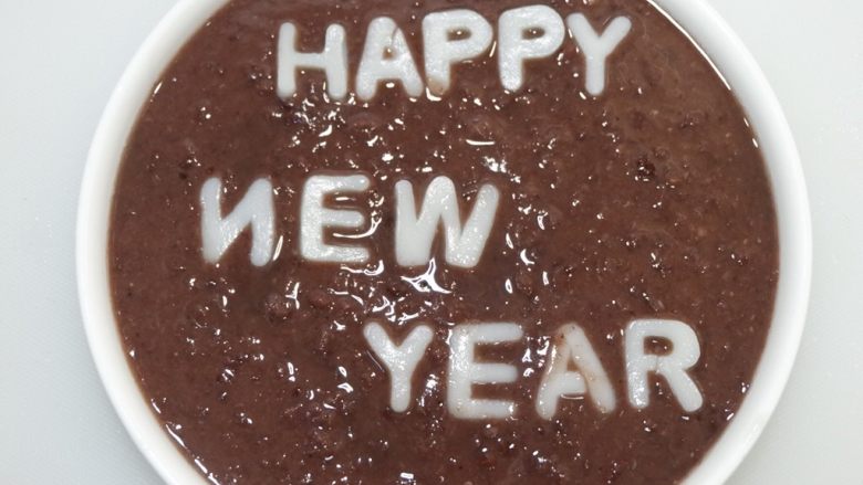 新年快乐，红豆沙年糕,把煮好的年糕放在表面即可。