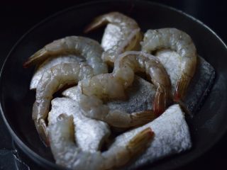 爽口年菜之“鱼虾满塘美极鲜”,虾仁铺在带鱼上。