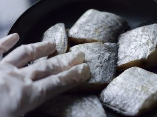 爽口年菜之“鱼虾满塘美极鲜”,加半茶匙盐，均匀擦在带鱼表面。