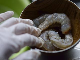爽口年菜之“鱼虾满塘美极鲜”,另一半茶匙盐用来腌虾仁。