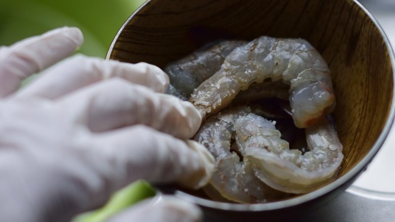 爽口年菜之“鱼虾满塘美极鲜”,另一半茶匙盐用来腌虾仁。