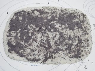 奶香黑芝麻馒头（一次发酵）,撒上黑芝麻粉。