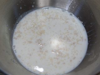 奶香黑芝麻馒头（一次发酵）,加入牛奶，搅拌至酵母融化。