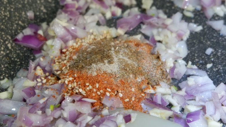 麻辣手丝杏鲍菇,在倒入粉类调料炒匀。