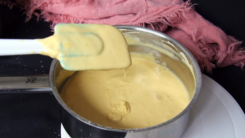 焦糖戚风蛋糕,将翻拌均匀的蛋糕糊倒回到蛋白中，继续切拌均匀。好的蛋糕糊是滴落的蛋糊不会马上消失的。