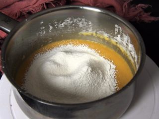 焦糖戚风蛋糕,过筛低筋粉，翻拌均匀，不要有小疙瘩。