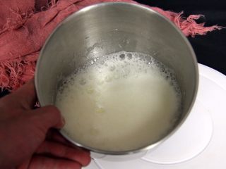 焦糖戚风蛋糕,用打蛋器打发30圈左右，蛋白膨胀出现粗泡。