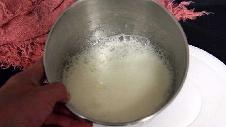 焦糖戚风蛋糕,用打蛋器打发30圈左右，蛋白膨胀出现粗泡。