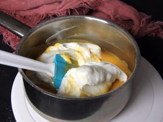 焦糖戚风蛋糕,取三分之一的蛋白进蛋黄糊中翻拌均匀，二种颜色合一即可。