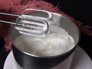 焦糖戚风蛋糕,加入最后的细砂糖打至硬性发泡，打蛋头上是直立的小尖峰，蛋白光滑细腻而且亮晶晶的。