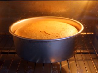 焦糖戚风蛋糕,烤箱温度150度时间40分钟烤制。