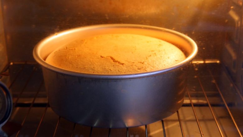 焦糖戚风蛋糕,烤箱温度150度时间40分钟烤制。
