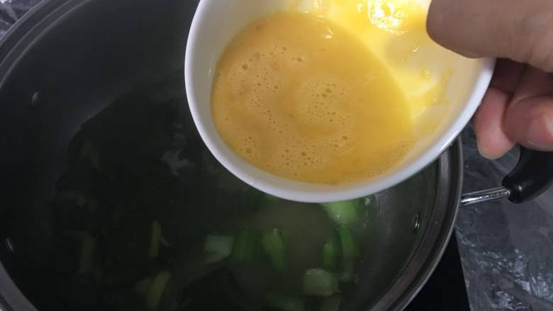 元气早餐：饺子皮做“香油拌面”+青菜蛋汤+果盘,倒入蛋液，用筷子搅拌，烧开；