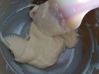 酸奶溶豆,用刮刀翻拌均匀至细腻状态，不要有干粉颗粒