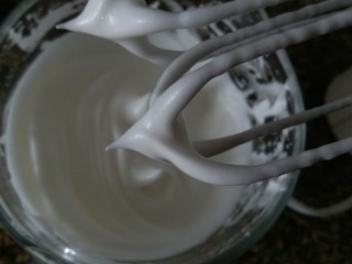 酸奶溶豆,用打蛋器低速打发，如果不大会看蛋白状态的，记得中途关打蛋器仔细看，不要打过了