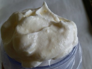 酸奶溶豆,把蛋白霜分两次加入酸奶糊内，翻拌均匀