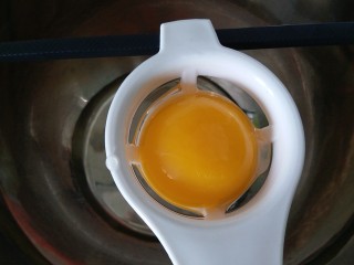 酸奶溶豆,蛋清蛋黄分离，蛋清用无油无水的容器装好
