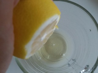酸奶溶豆,蛋清内滴柠檬汁