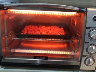 奥利奥雪花酥,把美国大杏仁和腰果放入烤箱，上下火160W，烤8分钟