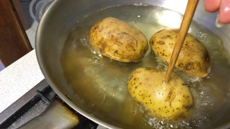 私家猪油烩马铃薯,测试是不是煮熟，用一根筷子插一下，轻易插入就熟透了。