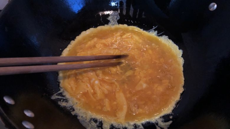 猪油炒饭,迅速用筷子划散。