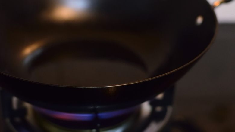猪油炒饭,大火热锅，加油后转小火。