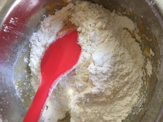 南瓜饼干,再加入过筛后的低粉和奶粉，搅拌均匀