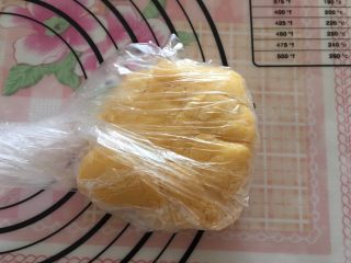 南瓜饼干,混合成一个面团，用保鲜袋包好放冰箱冷冻30分钟