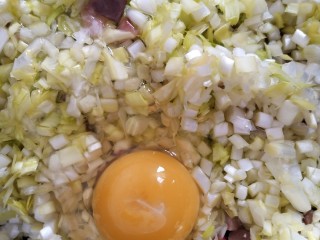 经典黄韭熏肉饺子,放入一个鸡蛋。