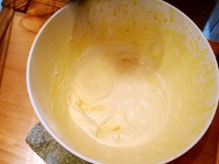 抹茶奶酪慕斯蛋糕,分三次加入牛奶蜂蜜，打发至均匀