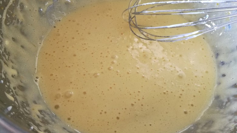 抹茶奶酪慕斯蛋糕,用电动打蛋器先低速后高速打发蛋黄