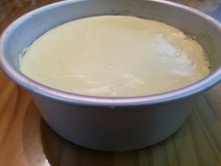 抹茶奶酪慕斯蛋糕,铺上第二层蛋糕，倒入剩下的慕斯液，抹平