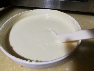 抹茶奶酪慕斯蛋糕,奶油奶酪中加入白糖30克，隔水加热不停搅拌至完全融化，过滤。