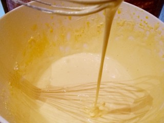 抹茶奶酪慕斯蛋糕,至蛋黄液发白，滴落时液体不间断