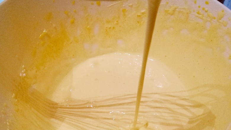 抹茶奶酪慕斯蛋糕,至蛋黄液发白，滴落时液体不间断