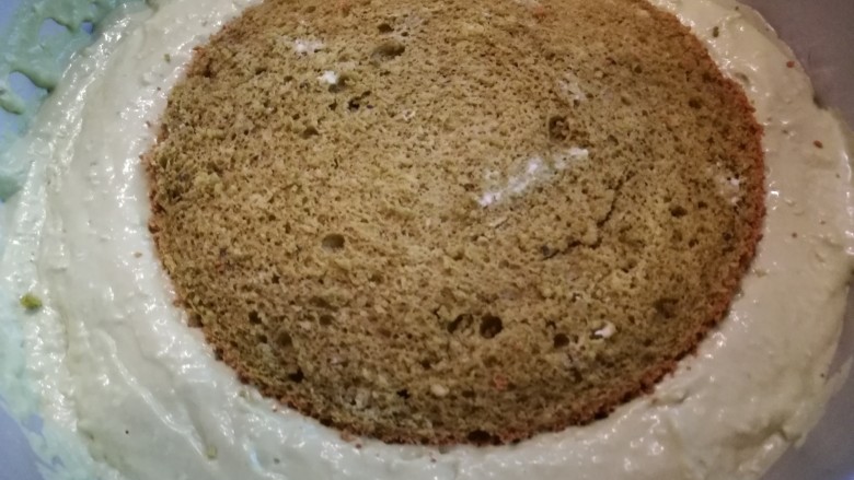 抹茶奶酪慕斯蛋糕,在模具底部铺上一片抹茶蛋糕，浇上慕斯液，冷藏二十分钟
